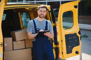 livraison un service employé. portrait de homme travail dans livraison service. portrait de courrier avec boîte. courrier suivant à minibus. livraison un service carrière. photo