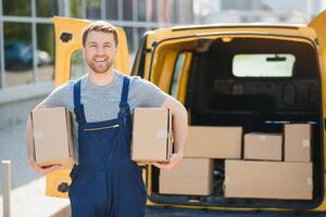 livraison un service employé. portrait de homme travail dans livraison service. portrait de courrier avec boîte. courrier suivant à minibus. livraison un service carrière. photo