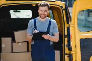 Jeune livraison homme courrier dans uniforme tenir les documents presse-papiers vérification liste parcelle Publier des boites près une voiture pour un service expédition à client, en ligne achats un service concepts. photo