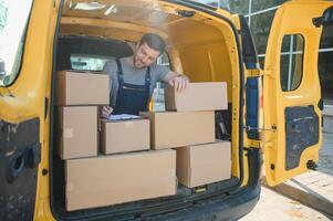 livraison un service employé. portrait de homme travail dans livraison un service photo