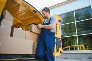 livraison un service employé. portrait de homme travail dans livraison un service photo