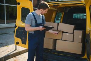 livraison un service employé. portrait de homme travail dans livraison un service photo