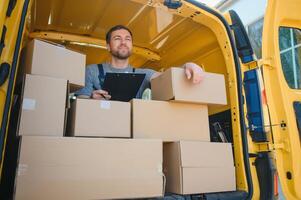 livraison un service employé. portrait de homme travail dans livraison service. portrait de courrier avec boîte. courrier suivant à minibus. livraison un service carrière. photo