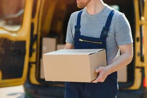 livraison un service employé. portrait de homme travail dans livraison service. portrait de courrier avec boîte. courrier suivant à minibus. livraison un service carrière. photo