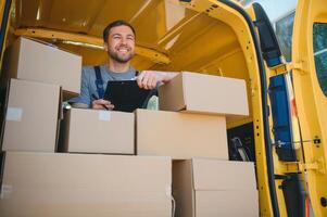 Jeune livraison homme courrier dans uniforme tenir les documents presse-papiers vérification liste parcelle Publier des boites près une voiture pour un service expédition à client, en ligne achats un service concepts. photo