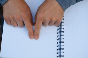 aveugle homme en train de lire par émouvant braille livre photo