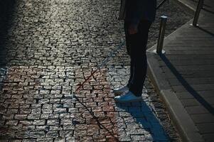 fermer de une aveugle homme permanent avec blanc bâton sur rue photo