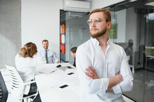 entreprise affaires équipe et directeur dans une réunion pièce à moderne Bureau avec panoramique les fenêtres. affaires concept photo