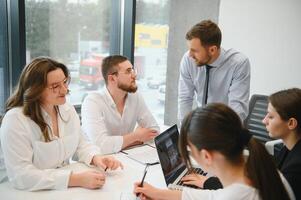 affaires gens travail sur projet dans Bureau photo