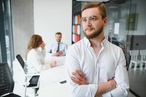 portrait de une chef avec affaires équipe derrière. photo