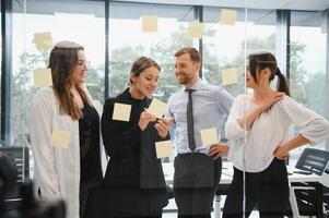 affaires gens travail sur projet dans Bureau photo