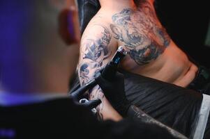 professionnel tatouage artiste fait du une tatouage photo
