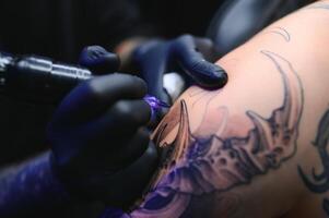 professionnel tatouage artiste fait du une tatouage photo