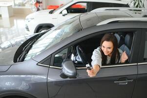 content propriétaire séance à l'intérieur sa voiture en portant clés photo