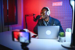 africain américain blogueur enregistrements contenu dans le sien studio. photo