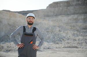 portrait de une ouvrier permanent sur le Contexte de une pierre carrière photo