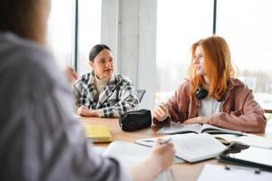 content groupe de amical élèves en parlant, discuter Nouveau école projet des idées ensemble photo