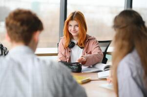 content groupe de amical élèves en parlant, discuter Nouveau école projet des idées ensemble photo