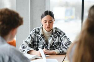 groupe de Université élèves Faire devoirs photo