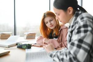 groupe de Université élèves Faire devoirs photo