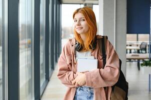 portrait de haute école fille à la recherche à caméra photo