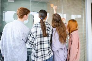 une groupe de élèves détermine le Tâches pour le académique année photo