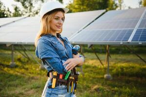 femmes ingénieur travail sur vérification vérification statut équipement à solaire Puissance plante. femme travail sur Extérieur à solaire Puissance plante photo