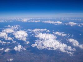 aérien vue de terres et des nuages vu par le avion fenêtre photo