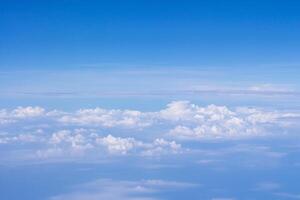 aérien vue de ciel et des nuages sont vu par le avion fenêtre photo