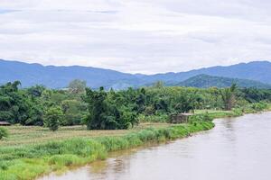 paysage magnifique de le jante kok rivière avec montagnes et ciel Contexte à chiang rai, Thaïlande. sentiment liberté et relaxant. Voyage et relaxation concept photo