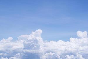 aérien vue de des nuages et ciel vu par le avion fenêtre photo