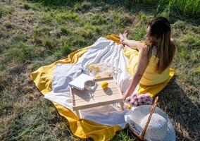 jeune femme caucasienne appréciant la floraison d'un pommier photo