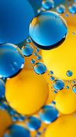 multicolore brillant transparent brillant bulles fermer. pétrole gouttes sur l'eau surface abstrait dos. photo