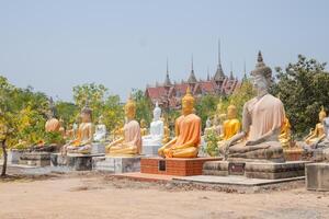 Bouddha statue et paysage vue dans wat phaï rong wua à suphan buri, Thaïlande photo