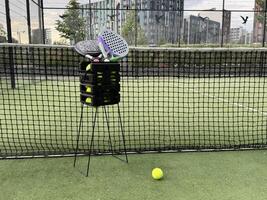 Contexte de padel raquette et Balle sur artificiel herbe sol dans Extérieur rechercher. Haut voir. photo