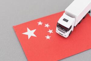 livraison van avec Chine drapeau. logistique concept photo