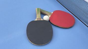 table tennis raquettes et Balle sur tennis table photo