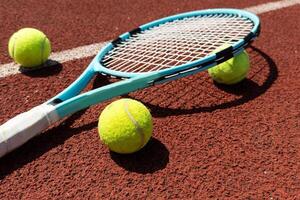 tennis scène avec des balles, raquettes et difficile tribunal surface coin lignes photo