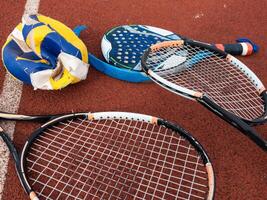 le cassé raquettes pour en jouant tennis sont pendaison sur le mur de une des sports tennis club. photo