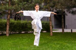 Jeune fille dans une blanc kimono, karaté photo