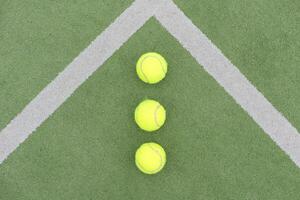 tennis Balle sur vert herbe photo