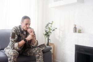 triste soldat dans uniforme prier et séance photo