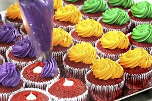 magnifique et coloré petits gâteaux étant fini sur le plateau photo