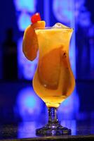 b4, non alcoolique boisson avec énergie, Orange jus et la glace photo