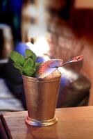 menthe Julep, boisson avec Bourbon whisky, sucre sirop et angustura photo