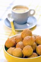 Dumplings de pluie, typique brésilien casse-croûte avec pâte et sucre avec cannelle poudre photo