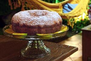 Orange gâteau avec sucre sur le table photo