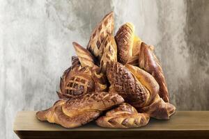 sophistiqué et délicieux pains sur en bois table photo