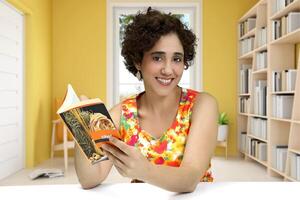 Jeune femme en train de lire et l'écriture à sa bureau photo