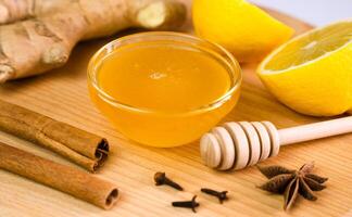 une Miel, gingembre, citron et épices pour une vitamine en bonne santé boire. fermer. sélectif se concentrer. photo